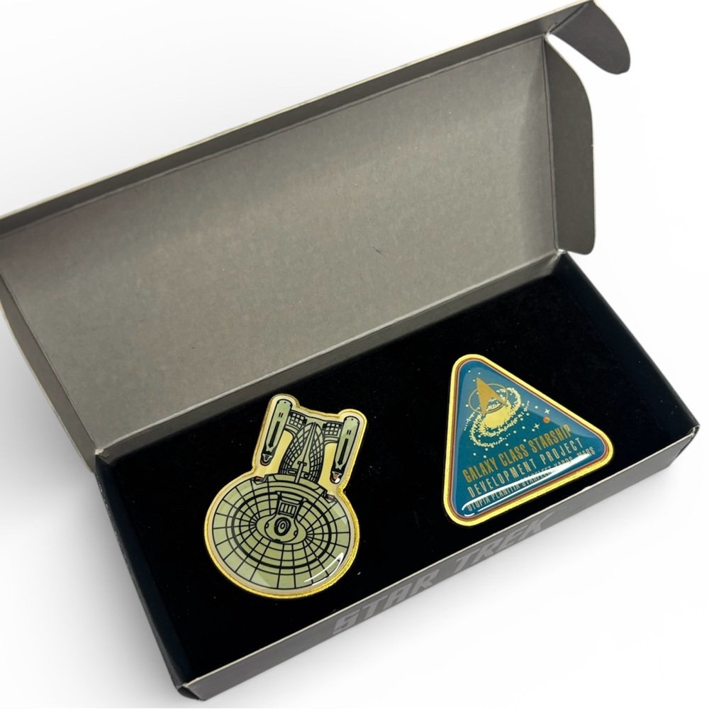 Star Trek TNG Fanhome Enterprise-D & Starfleet Enamel Badge Pin Set, [NEW]